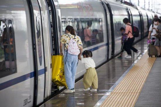 2023年6月24日，江苏南京，旅客在京沪高铁江苏镇江南站站台上车。图/IC