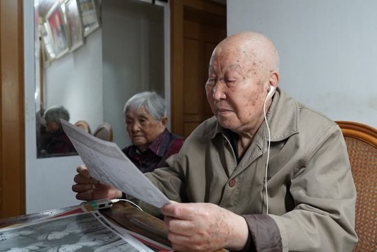  5月24日，周到在位于上海市浦东新区惠南镇的家中翻看老照片。新华每日电讯记者 杨有宗 摄