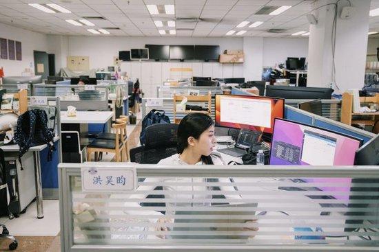 洪昊昀在清华大学计算机系的知识工程实验室里学习