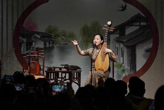 评弹演员在苏州市姑苏区一处评弹茶馆演唱苏州评弹版《声声慢》（2023年4月5日摄）。新华社记者 李博 摄