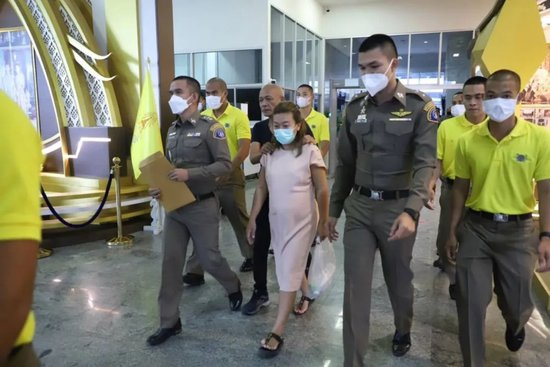  ·&nbsp;莎拉特（穿粉色裙子者）被警方抓捕。