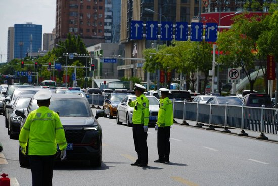  7月9日，石家庄市街头，交警在烈日下执勤。 闫志国 摄