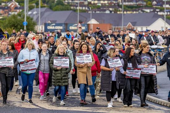  北爱尔兰约600名居民走上街头示威游行，要求打击当地犯罪团伙
