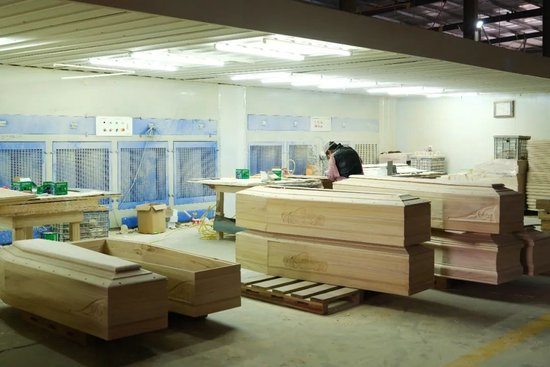 她去曹县的棺材厂拍了一组毕业作品|淘宝|棺材|曹县_新浪新闻