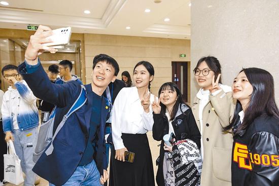 马英九于今年3月27日至4月7日访陆，随行的台湾青年与大陆学生合影留念。