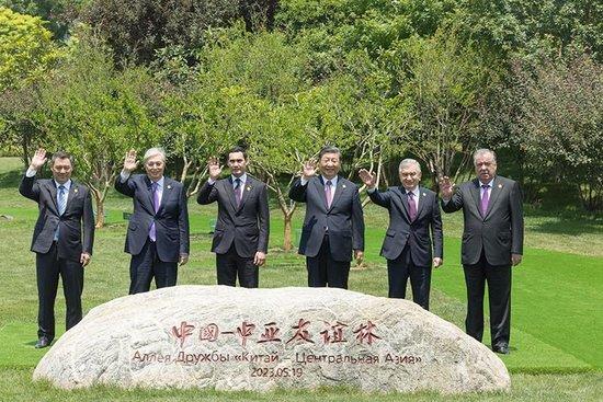 △2023年5月19日，首届中国－中亚峰会结束后，习近平主席和中亚五国元首共同种下六棵寓意团结合作的石榴树。