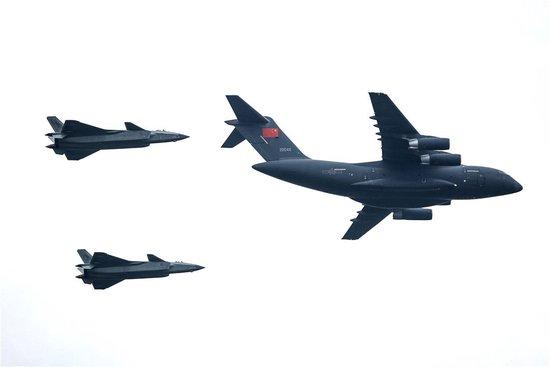 2022年9月16日，空军两架战斗机为护送志愿军烈士遗骸的专机护航。潘昱龙 摄
