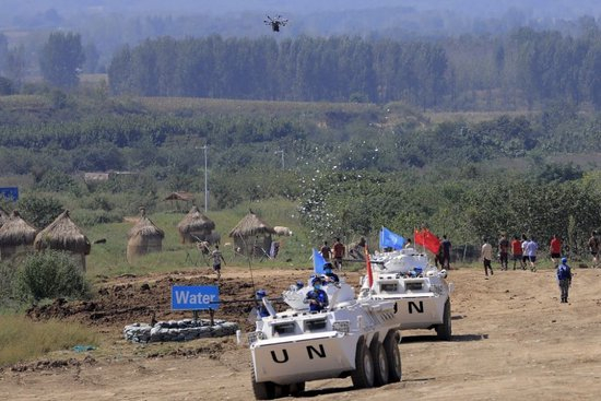  ↑2021年9月15日，在“共同命运-2021”国际维和实兵演习综合演练中，维和分队采用无人机抛撒传单宣传和平理念。新华社记者 刘芳 摄