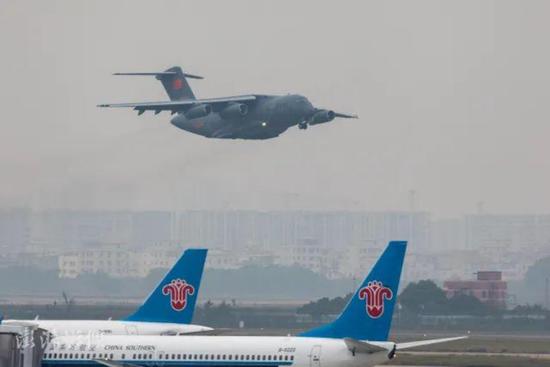  2022年1月汤加火山爆发后，两架中国空军运-20运输机从广州白云机场起飞，搭载救援物资驰援汤加 图：澎湃影像