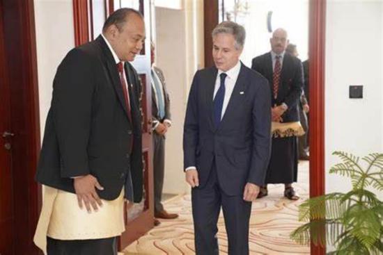  当地时间7月26日，布林肯（右）访问汤加时会晤汤加首相肖西·索瓦莱尼 图：wellandtribune网站