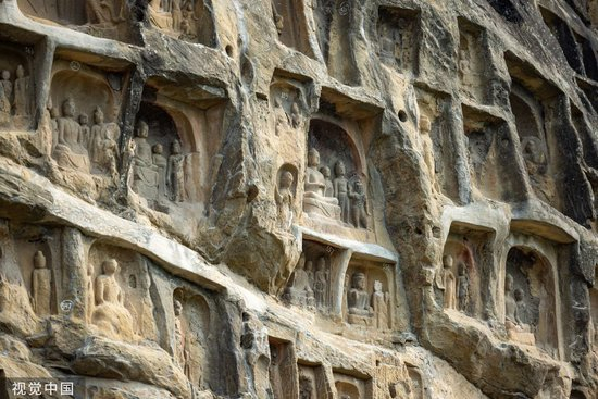  千佛崖摩崖石刻 图片来源：视觉中国