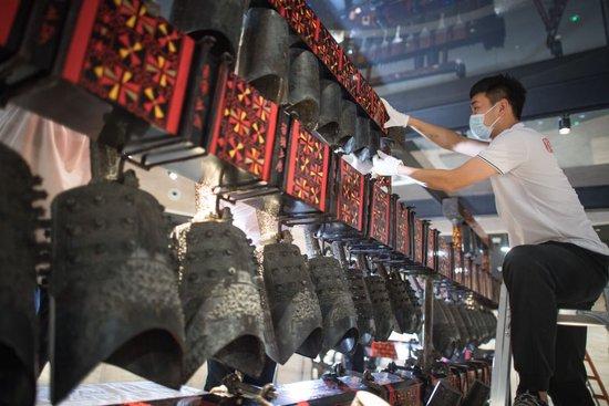  湖北省博物馆工作人员对曾侯乙编钟进行调试安装（2021年10月15日摄）。新华社记者 肖艺九 摄