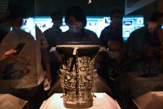 观众在北京中国国家博物馆“宅兹中国——宝鸡出土青铜器与金文精华”展上参观西周早期礼器何尊（2020年8月14日摄）。新华社记者 金良快 摄