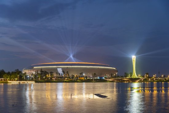 7月18日，在成都市龙泉驿区拍摄的夜幕下的东安湖体育公园。新华社记者黄伟摄
