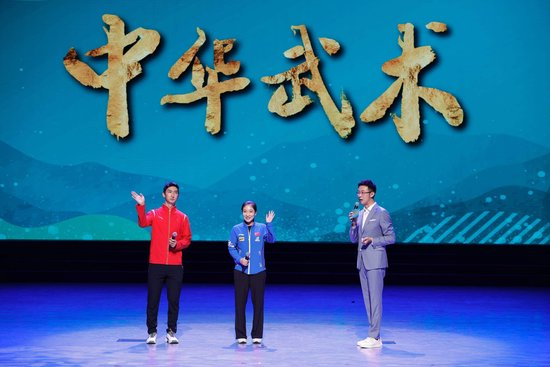  8月6日，奥运冠军武大靖（左）、刘诗雯（中）来到活动现场，与观众交流。