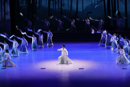  8月6日，演员们在表演中展示中国功夫。