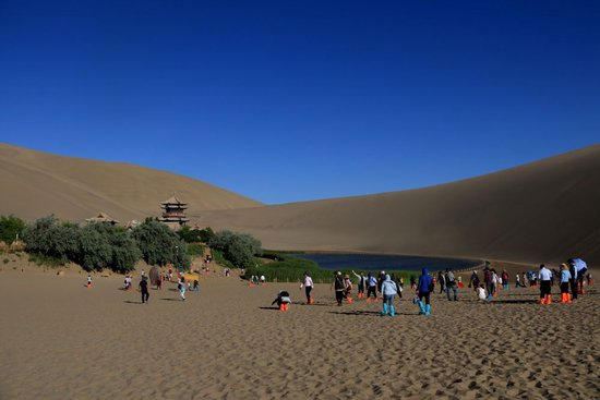 游客在敦煌鸣沙山月牙泉景区游览（2023年6月7日摄）。新华社发（张晓亮摄）