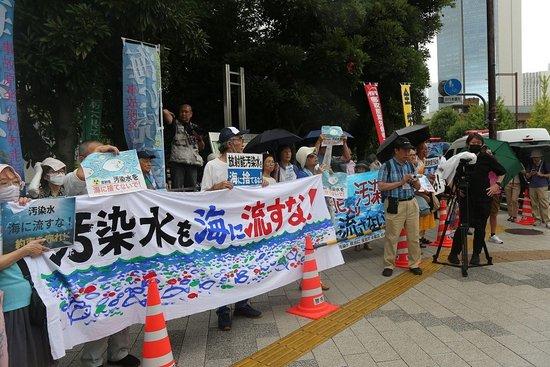 △当地时间2023年8月22日，反对核污染水排海的日本民众在东京首相官邸前集会抗议。