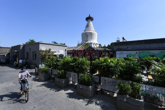  2023年8月28日，市民从北京市西城区宫门口西岔胡同骑行而过。新华社记者 鞠焕宗 摄