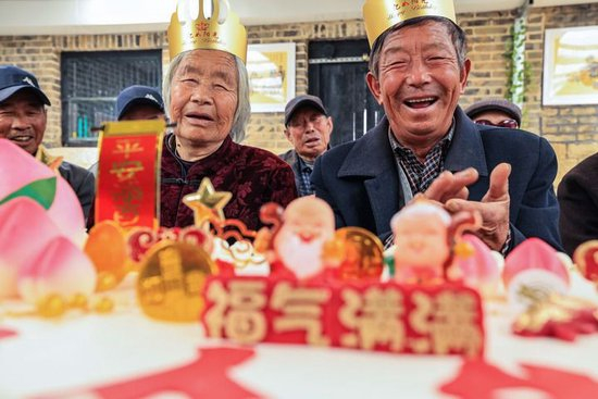 老人在山东荣成夏庄镇甲夼马家村“暖心食堂”过生日（2021年4月16日摄）。新华社发（李信君 摄）