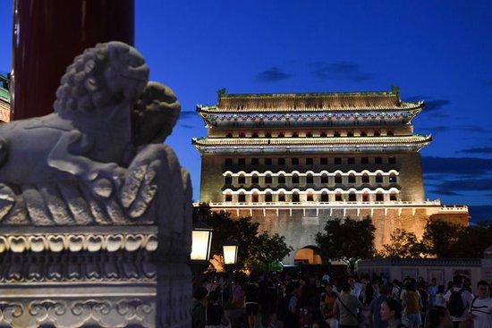 游客在正阳门箭楼前的前门大街参观游览(7月8日摄)。新华社记者 鞠焕宗 摄
