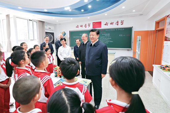 2023年5月31日上午，中共中央总书记、国家主席、中央军委主席习近平来到北京育英学校看望慰问师生，向全国广大少年儿童祝贺“六一”国际儿童节快乐。这是习近平在科学教室同小学生们亲切交流。 新华社记者 王晔/摄