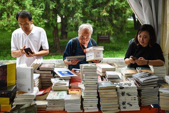 9月8日,市民在地坛书市挑选书籍。新华社记者 陈钟昊 摄