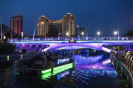 这是人们搭乘游船欣赏北京亮马河夜景(6月25日摄)。新华社记者 孙瑞博 摄