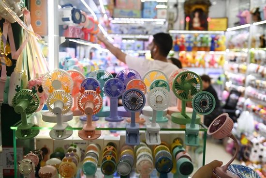 近日，客商在义乌国际商贸城采购日用品。新华社记者 黄宗治 摄