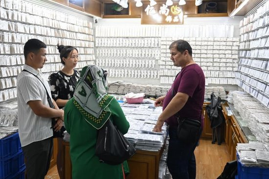 近日，客商在义乌国际商贸城采购饰品。新华社记者 黄宗治 摄