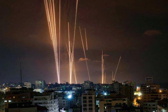  ▲2023年10月7日，加沙城，巴勒斯坦武装分子向以色列发射火箭弹 图/新华社