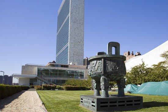  这是2015年9月15日在美国纽约联合国总部拍摄的“世纪宝鼎”。“世纪宝鼎”是中国在1995年联合国成立50周年之际，赠送给联合国的礼物。新华社记者 李木子 摄