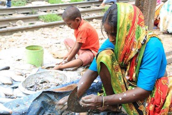 除了工作，她们还要挑起家庭的重担。自2018年孟加拉政府调整最低薪资标准后，制衣工的月收入长期维持在8300塔卡（折合人民币530元）。   李春华  图