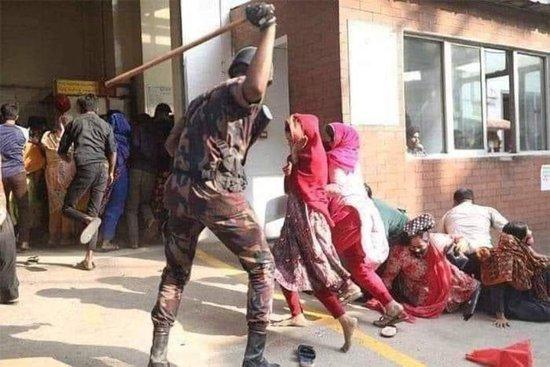 本轮抗议中，孟加拉国警察正在拿棍棒驱赶制衣女工。 图 受访者提供