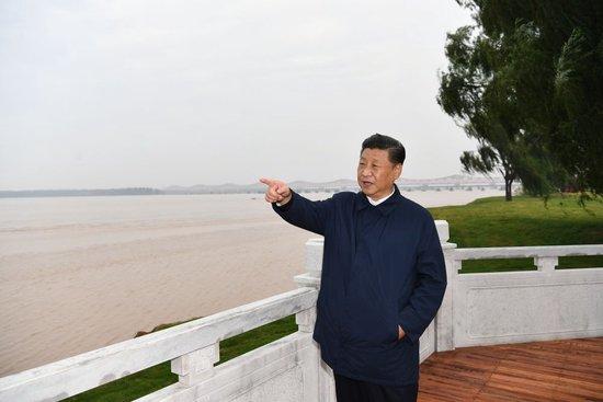  2019年9月17日，习近平在郑州黄河国家地质公园，眺望黄河郑州段。
