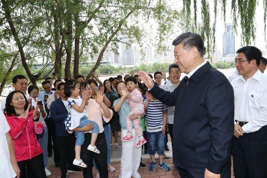 2019年8月21日，习近平在兰州市黄河治理兰铁泵站项目点同正在休闲的群众亲切交谈。