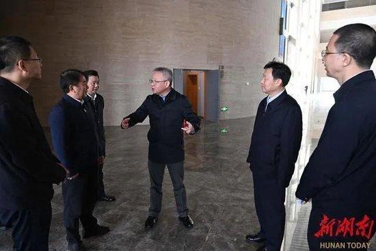 11月27日,沈晓明不打呼唤暗访洞庭湖博物馆。图源:新湖南客户端