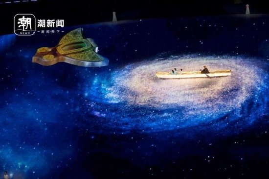 杭州第4届亚残运会闭幕式上，吉祥物飞飞幻化回良渚玉鸟的模样，盘旋于夜色之中。记者 倪雁强 董旭明 摄