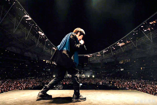 阿信在五月天上海演唱会上。&nbsp; &nbsp; &nbsp; 五月天官方微博图&nbsp;