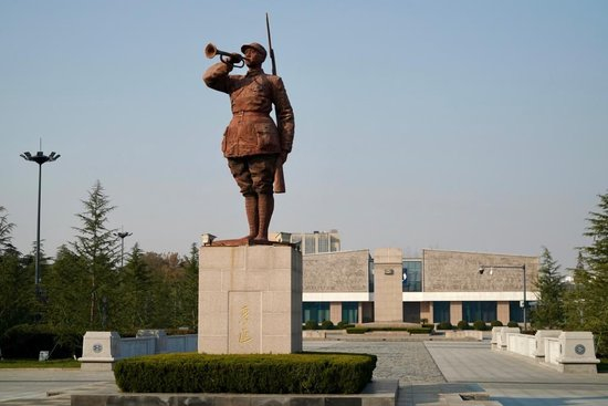  这是近日拍摄的新四军纪念馆广场上的新四军雕像。新华社记者 李博 摄