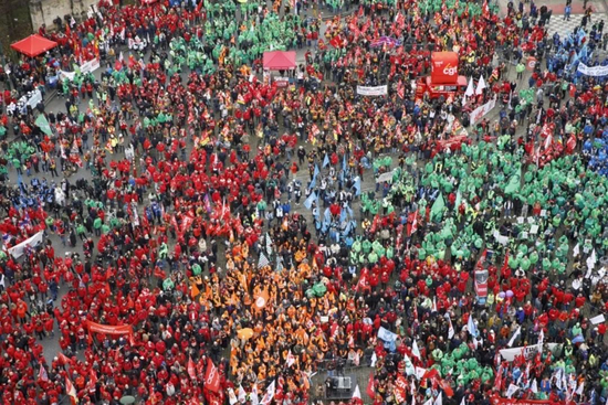 △12月12日，布鲁塞尔抗议“欧盟强制紧缩措施”现场