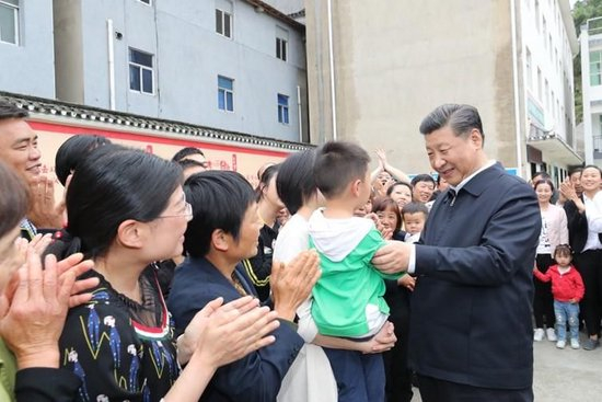 △2018年4月24日，习近平总书记在湖北宜昌调研长江生态环境修复工作。这是总书记在许家冲村了解移民群众生活和发展特色产业等情况。