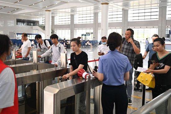 圖為旅客在浙江嵊州新昌站驗票登車.