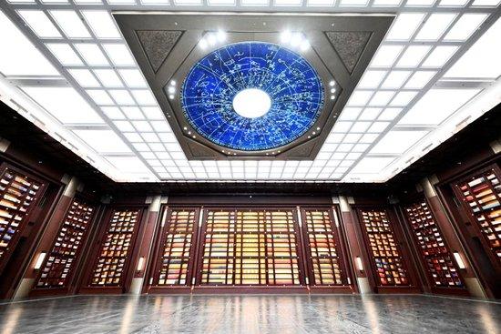 △中国国家版本馆中央总馆“文瀚阁”内景。星空穹顶上是一幅宋代石刻天文图,传递着“文瀚阁”的寓意:中华文明如星空般浩瀚璀璨。