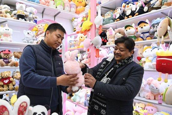  来自印度的客商拉贾（右）在义乌国际商贸城的一家玩具店铺内选购（2023年2月2日摄）。新华社记者 黄宗治 摄