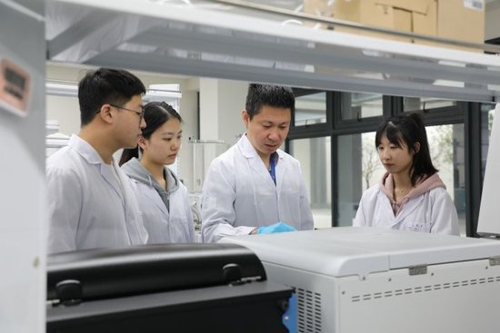 未来健康实验室，科研人员研究核酸药物精准靶向递送。浙江大学供图。