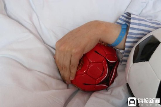 张昌硕的病床上摆放着两个足球&nbsp;