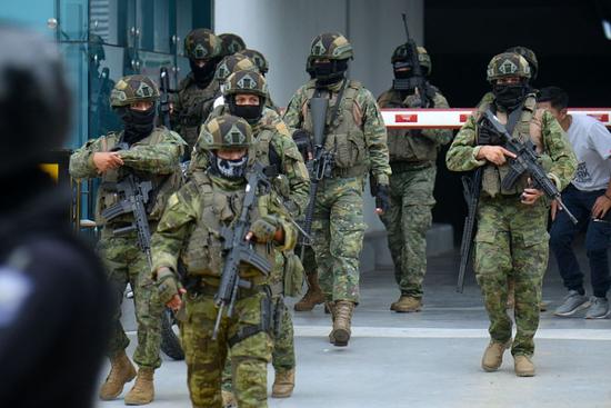 当地时间1月9日，厄瓜多尔西南部瓜亚基尔市，枪手在现场直播期间闯入TC电视台大楼，安全部队赶往现场。图自视觉中国