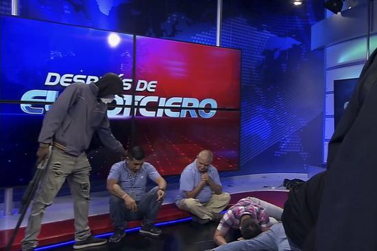 武装人员闯入厄瓜多尔一电视台并劫持工作人员。图自视觉中国