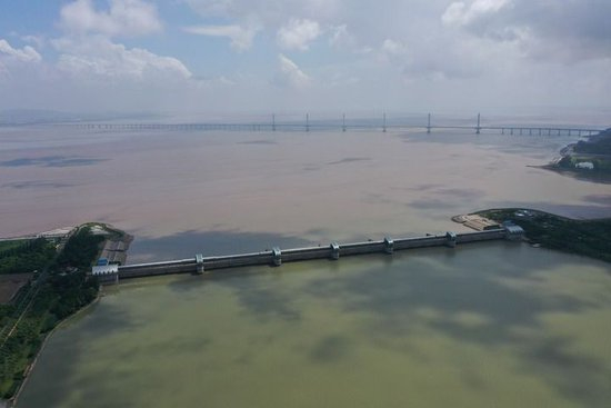曹娥江大闸是我国强涌潮河口地区第一大闸，浙东水资源配置重要枢纽工程（2023年8月4日摄，无人机照片）。新华社记者 黄宗治 摄